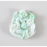 Jadeamulett. Drache mit Mi'lo-fo. Burmajade. China. H 5,2 cm- - -27.00 % buyer's premium on the