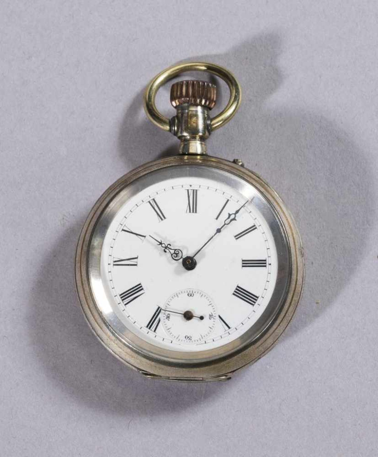 Silberne Taschenuhr. Emailzifferblatt. Rückdeckel besch. Zylinderhemmung. Um 1890. Ø 4,65 cm- - -