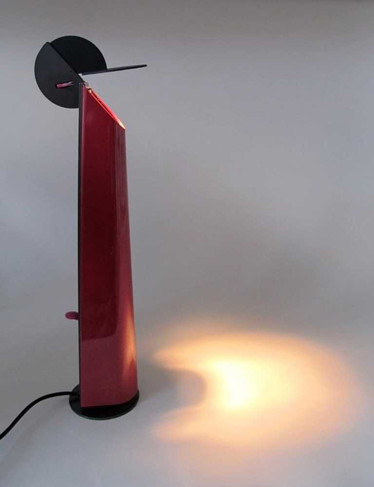 Tischlampe Gibigiana. Verstellbarer Reflektor. Rot lackiertes Metall. Entwurf Achille Castiglioni