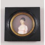 Portrait einer jungen Frau im Empirekleid mit Stirnlocken. Auf Elfenbein. Um 1810. Ø 6,6 cm. R- - -