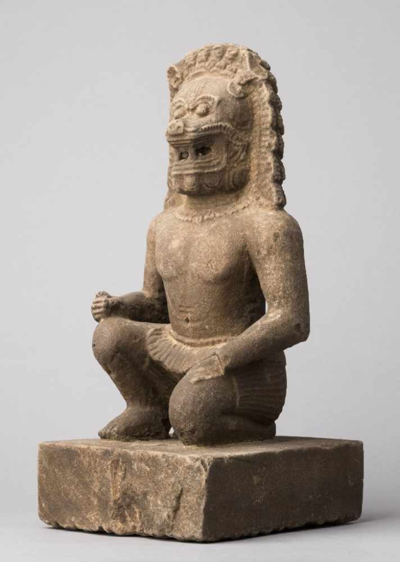 Wächterfigur mit Löwenhaupt, mit einem Bein auf quadratischem Plinthensockel kniend. Stein, - Bild 2 aus 2