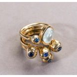 Außergewöhnlicher Ring. Aquamarin-Cabochon und fünf blaue Saphire, zus. ca. 6,80 ct. Vermeilfassung-