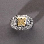 Prachtvoller Diamant-/Brillantring. Mittig gelber Diamant im Princess-Schliff, ca. 1,38 ct. Zwei