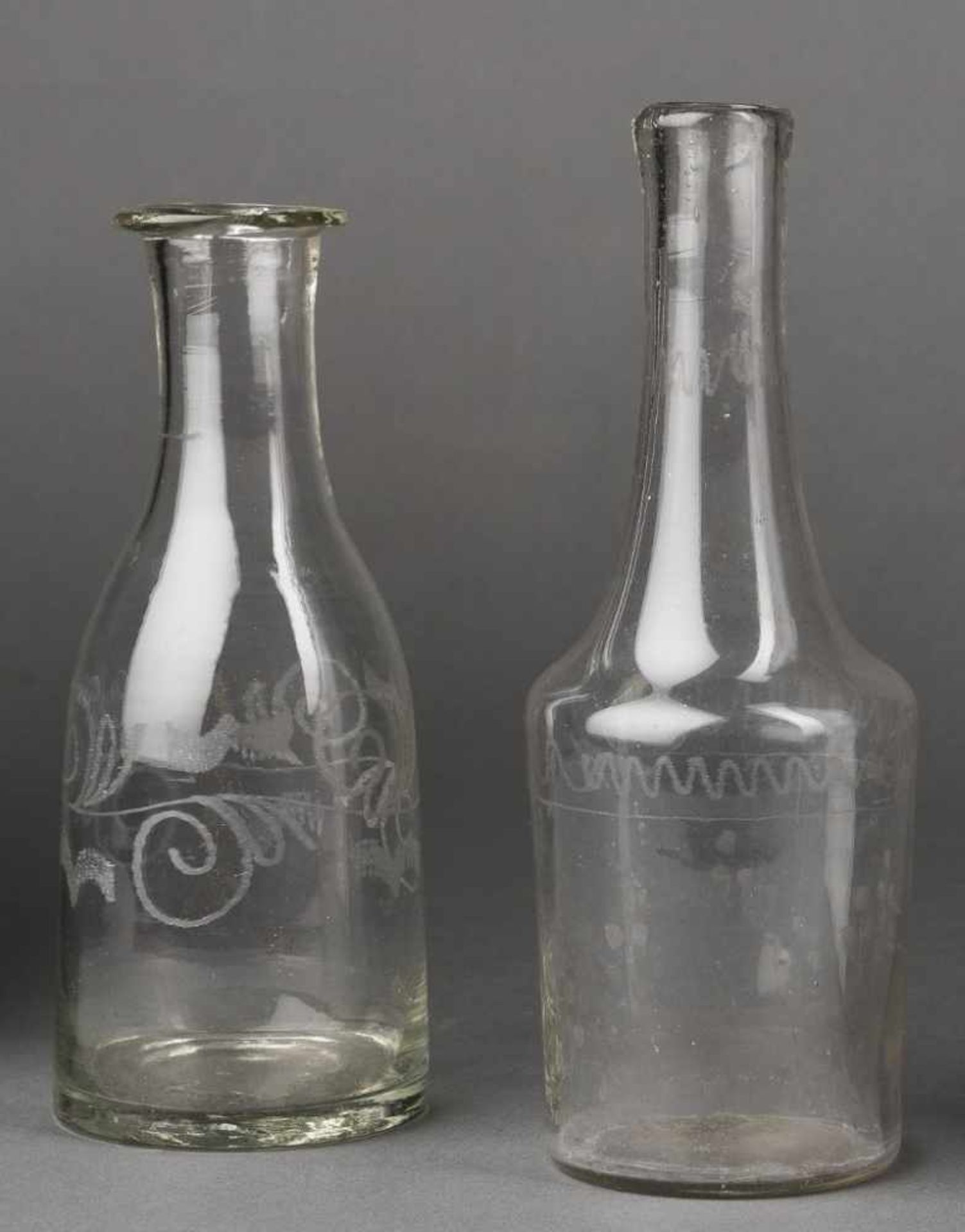 Zwei Karaffen. Farbloses Glas mit Zierätzung. Kreuzthal/süddeutsch, Anf. 19. Jh. H ca. 16 cm- - -