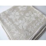 Sechs Teeservietten mit Monogramm "SF". Grauer Leinendamast mit weißen Rosen. Um 1900. 39 x 39 cm- -