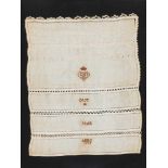 Stickmustertuch 1759. Bekröntes Monogramm "LMK" sowie "Out 14", "Jaar Anno 1759". 18,5 x 15 cm- - -