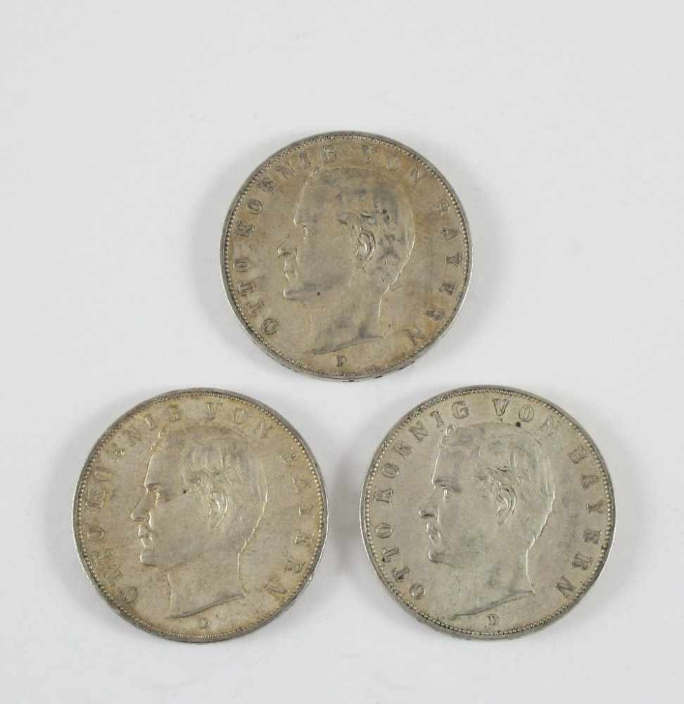 Bayern: drei Münzen 3 Mark (S) 1912 (ein Stück) und 1913 (zwei Stück), Otto König von Bayern, J. 47-