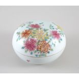 Runde Dose. Polychrome Bemalung mit Chrysanthemen und Insekten. China, Republikzeit. Ø 16 cm- - -