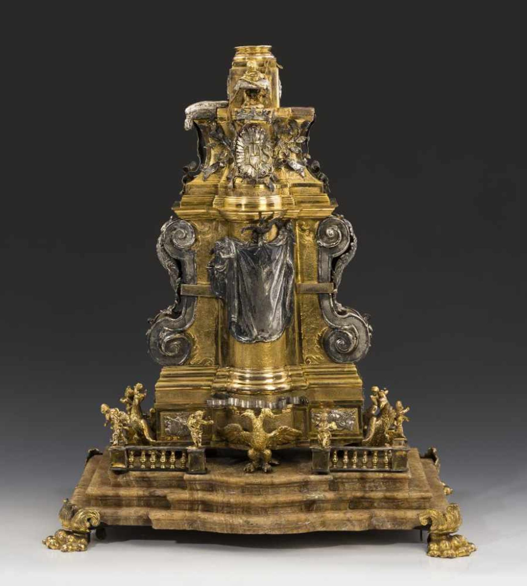 Modell eines Denkmales der Habsburger Monarchie. Auf vier Tatzenfüßen getreppte Marmorplatte, darauf