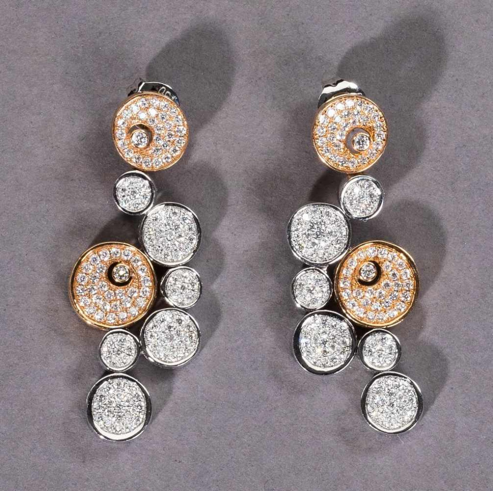 Paar Brillant-Pendeloques. Brillanten ca. 1,32 ct. Feines Weiß (top wesselton), vs. Fassung 18 ct.