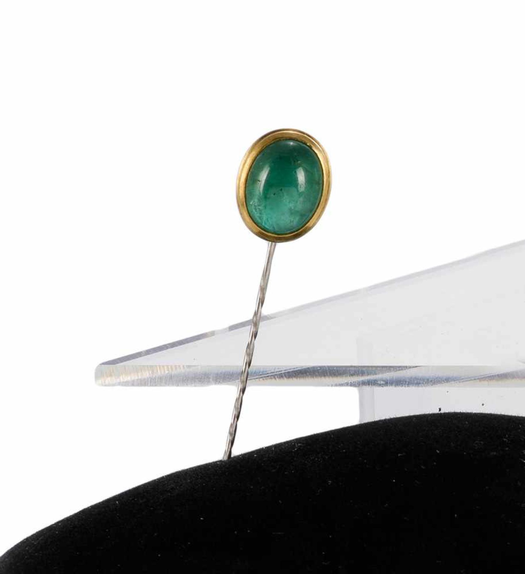 Ascot Nadel mit SmaragdL. 8,5 cmOvaler Smaragd-Cabochon von ca. 5,8 ct. gefasst in 900er Gelbgold.