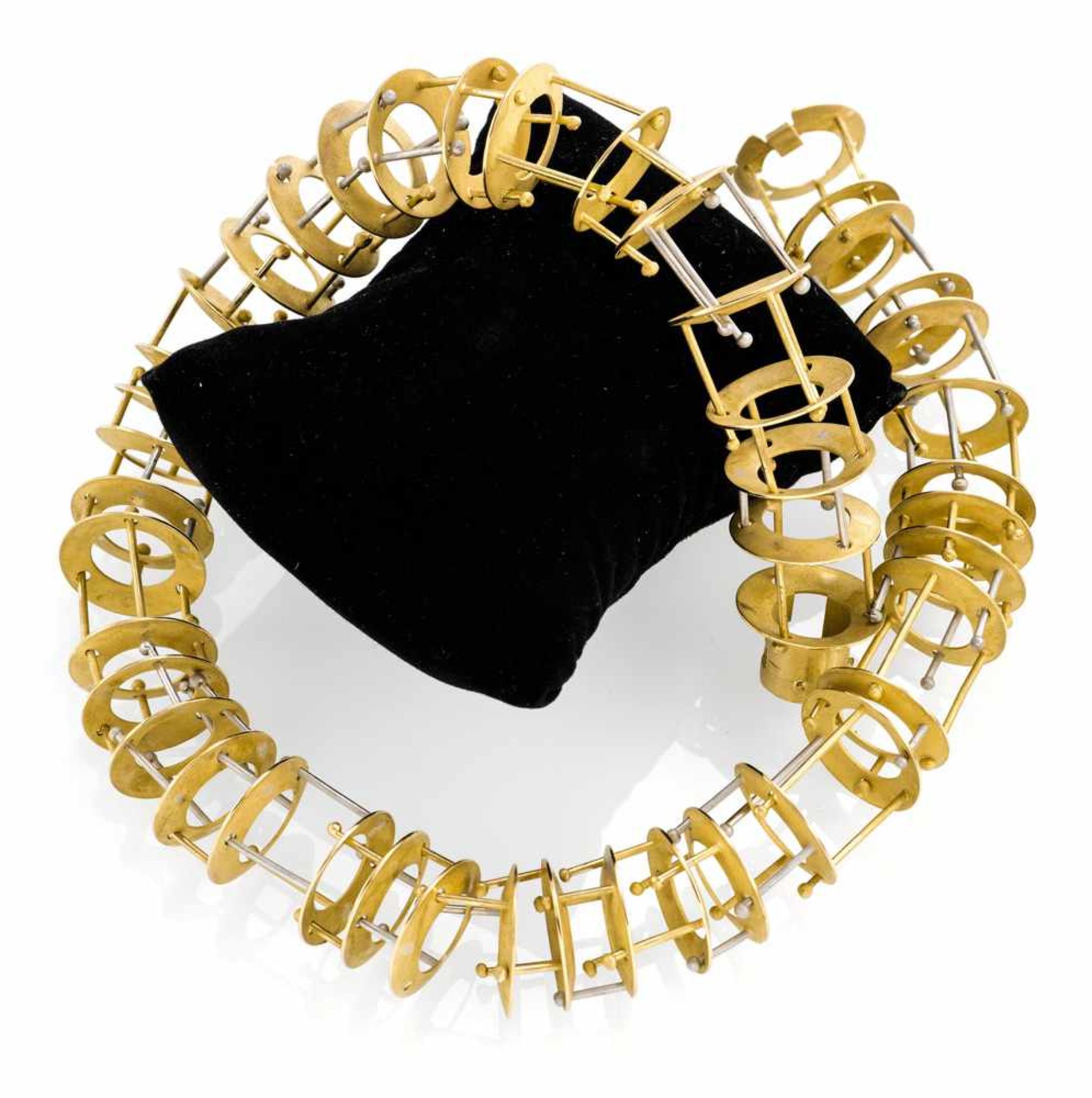 Modernes Designer CollierL. 47 cmBewegliche Glieder aus mattierten 18kt Gelbgold-Ringen, verbunden