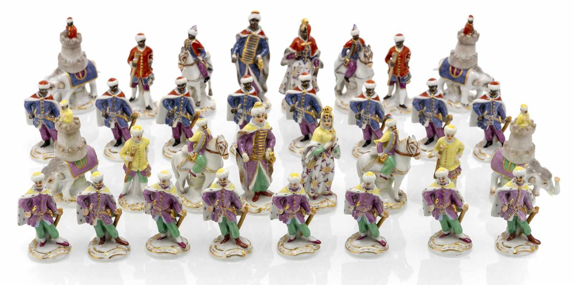 Schachspielfiguren aus Porzellan Meissen, 20. Jahrhundert H. 5,5/7,5 cm Komplette Figurenreihe aus