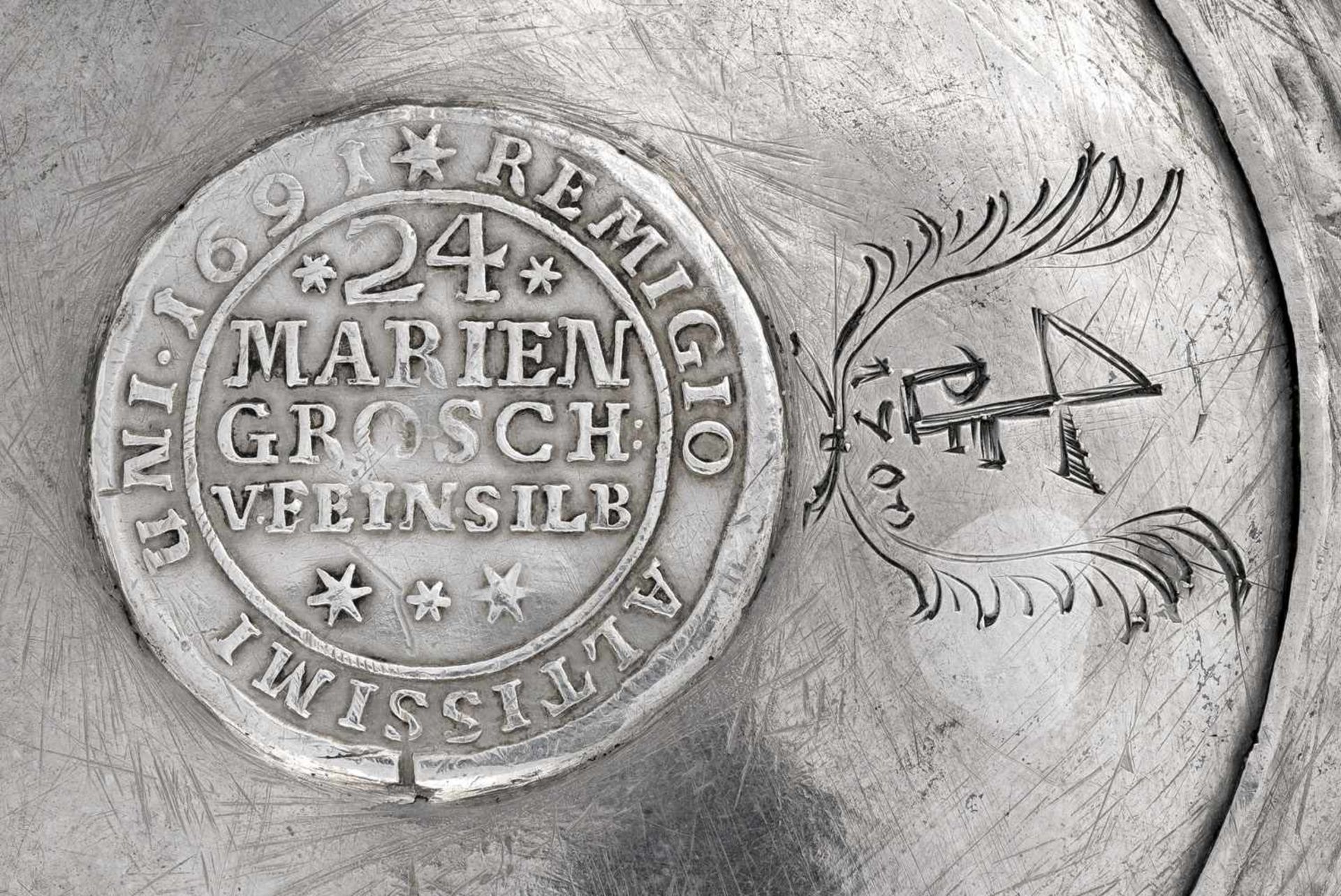 Barocker MünzhumpenBreslau, um 1700 - Gottfried KörnerH. 17,5 cmSilber, gegossen, getrieben, - Bild 5 aus 5