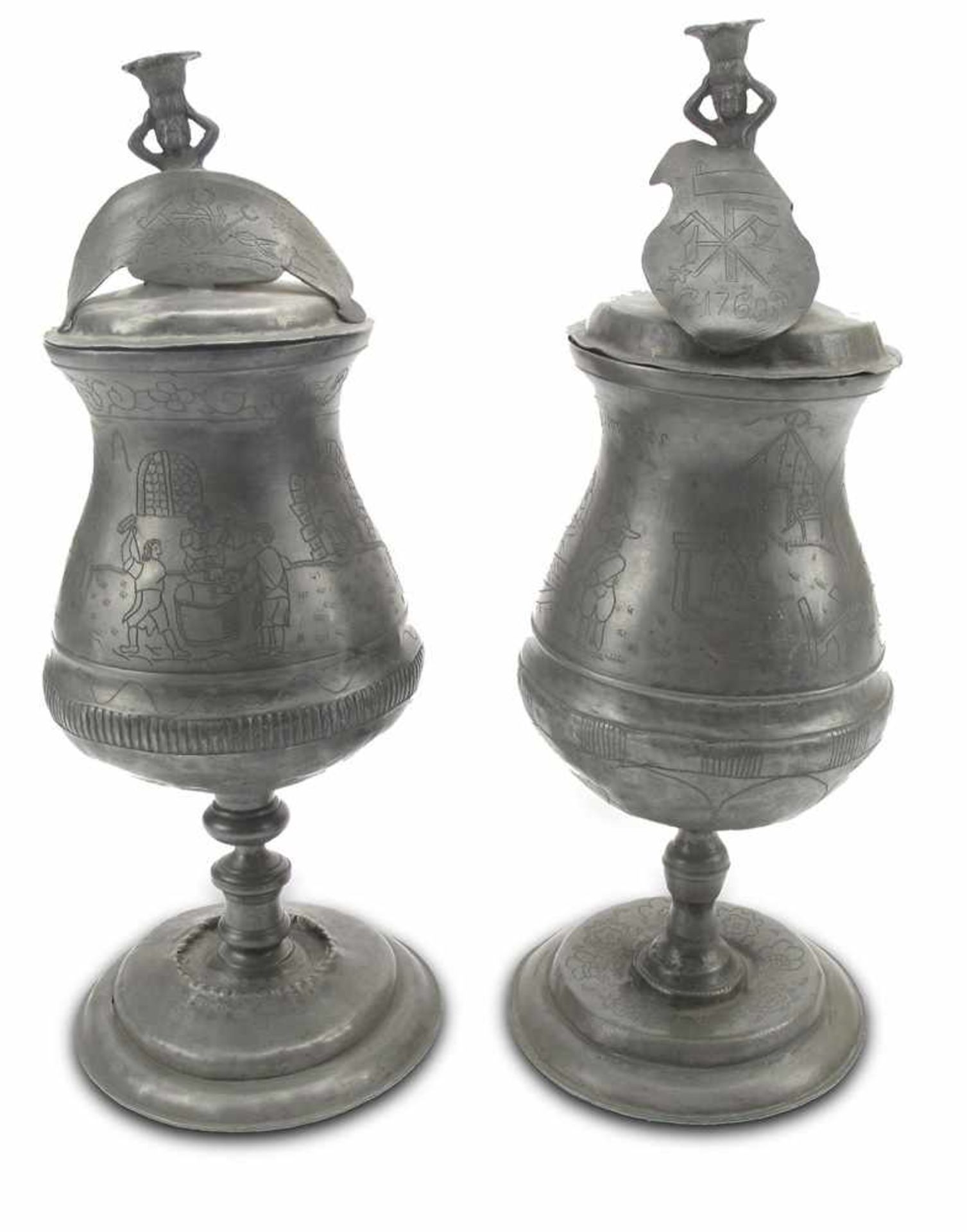 Zwei Wilkomm-Pokale aus ZinnErstes Drittel 20. Jh.H. 42/44 cmBalusterform mit Deckel. Gravierte