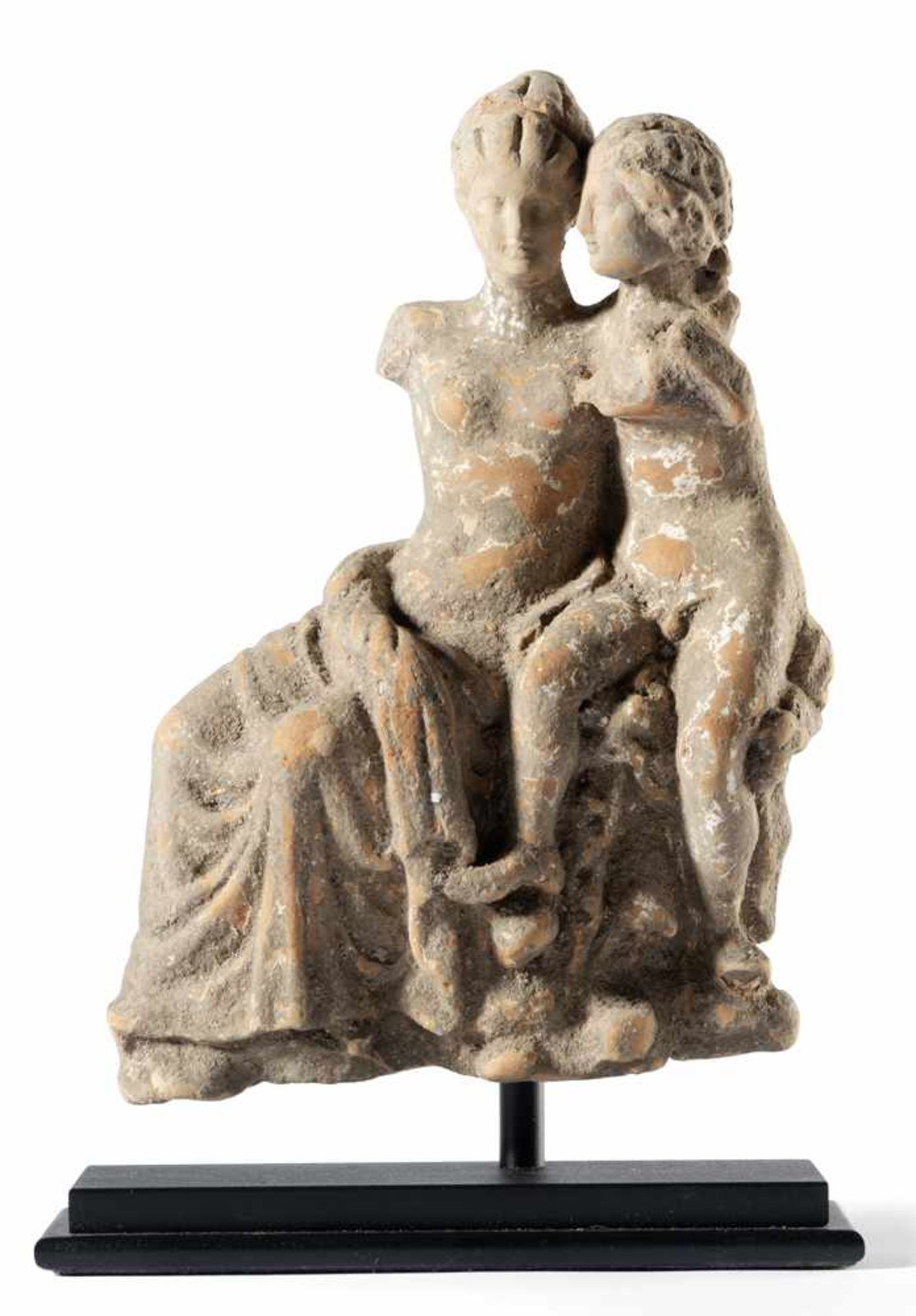 Terrakotta-Fragment,"Amor und Psyche"Griechisch, wohl Tarent, ca. 3. Jh. v. Chr.H. 18/21 cmDie