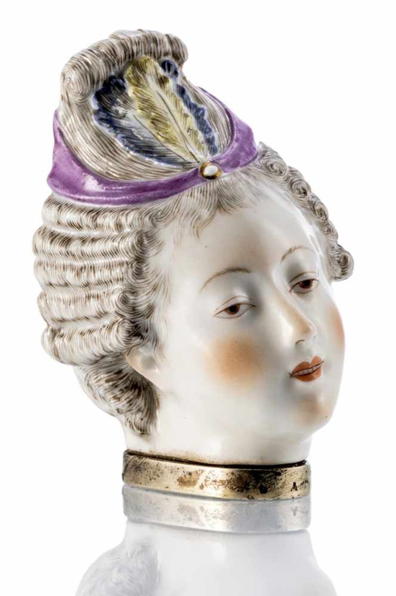 Tabatiere in Form eines Frauenkopfes18./19. JahrhundertH. 7 cmKopf einer Rokokodame mit Federschmuck