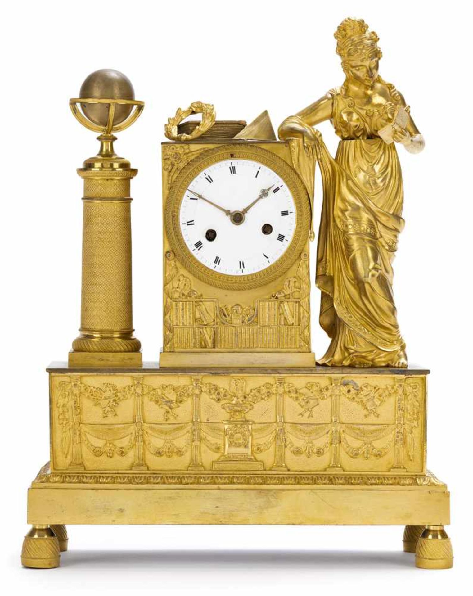 PenduleFrankreich, um 1820H. 40 cmFeuervergoldetes Bronzegehäuse mit figürlicher Darstellung.