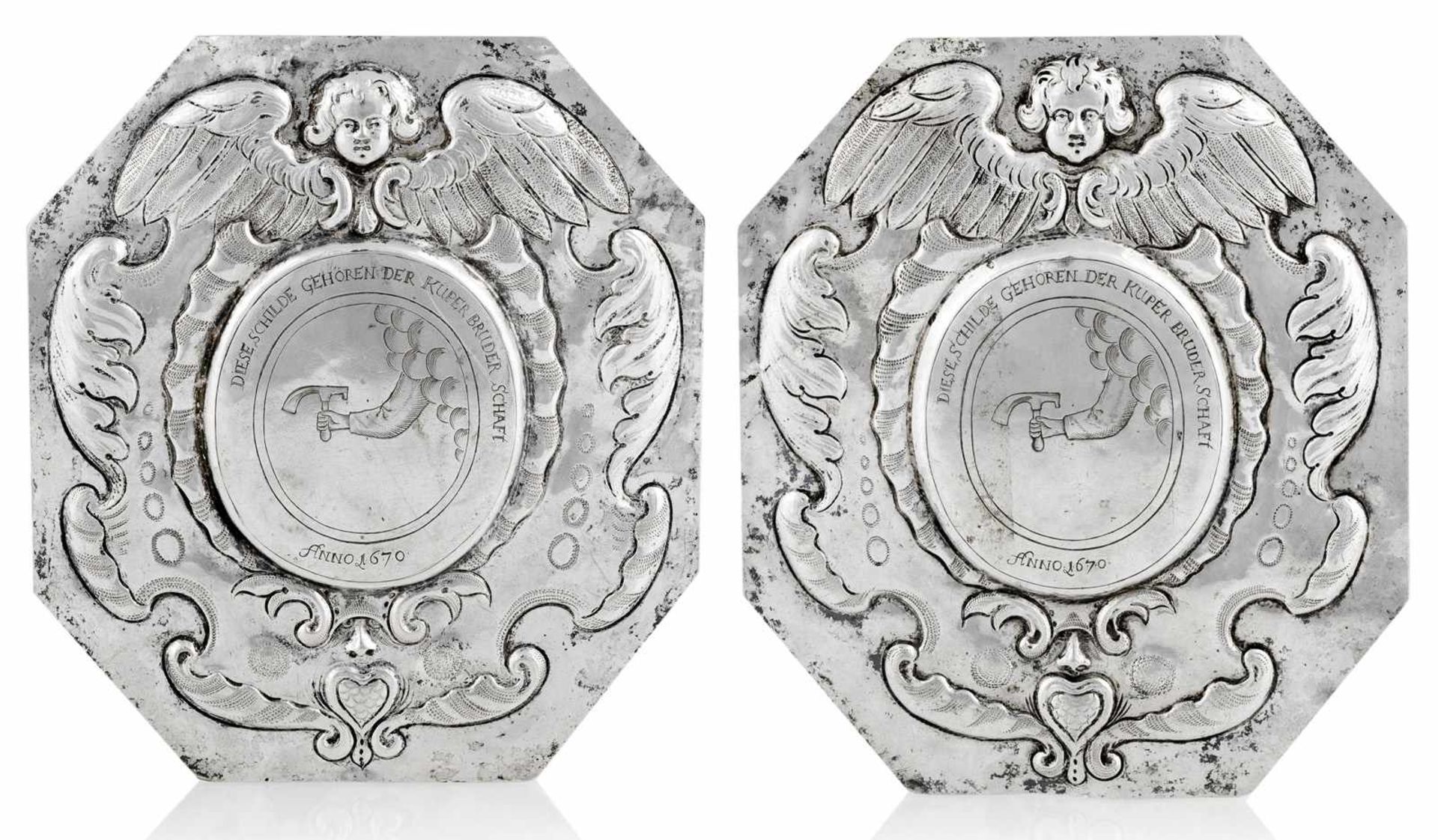 Zwei Schilder der Küfer-ZunftNorddeutsch, datiert 167018 x 16,5 cmSilber, getrieben und graviert.