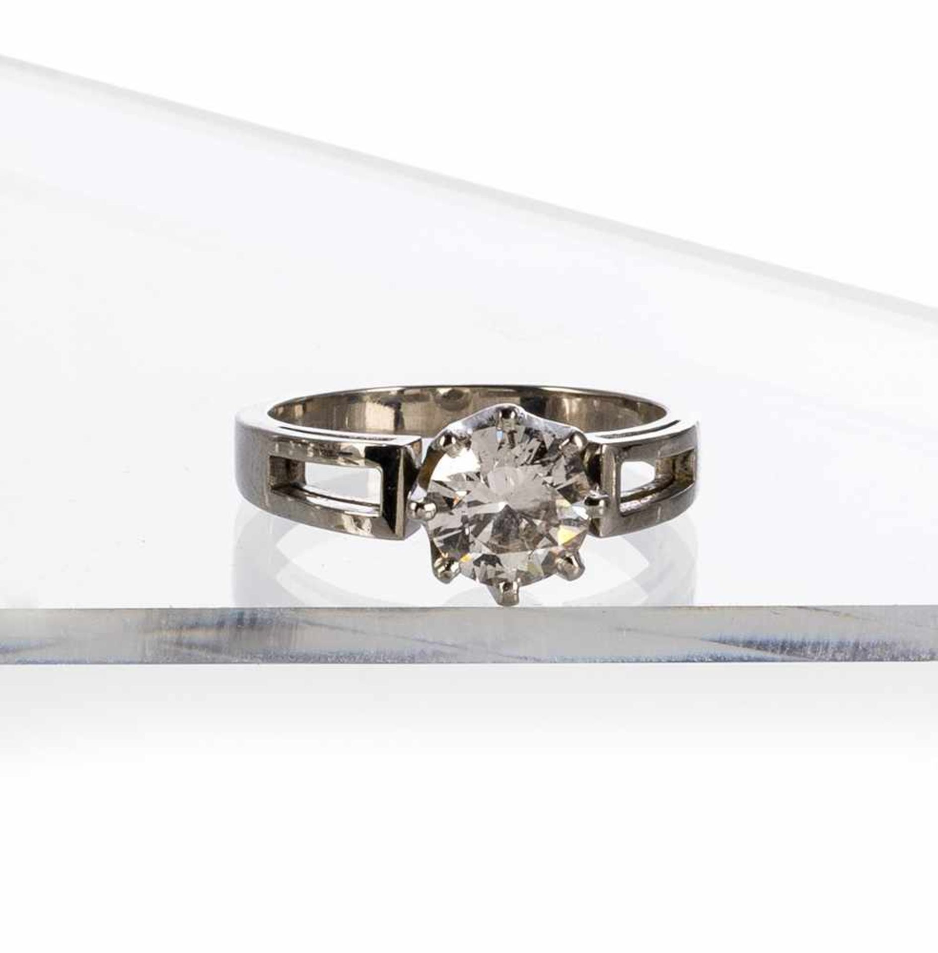 Diamant-Ring1950er Jahre750 Weißgold-Schiene, Diamant in Krappen-Fassung von ca. 1,7 ct. (am Rand