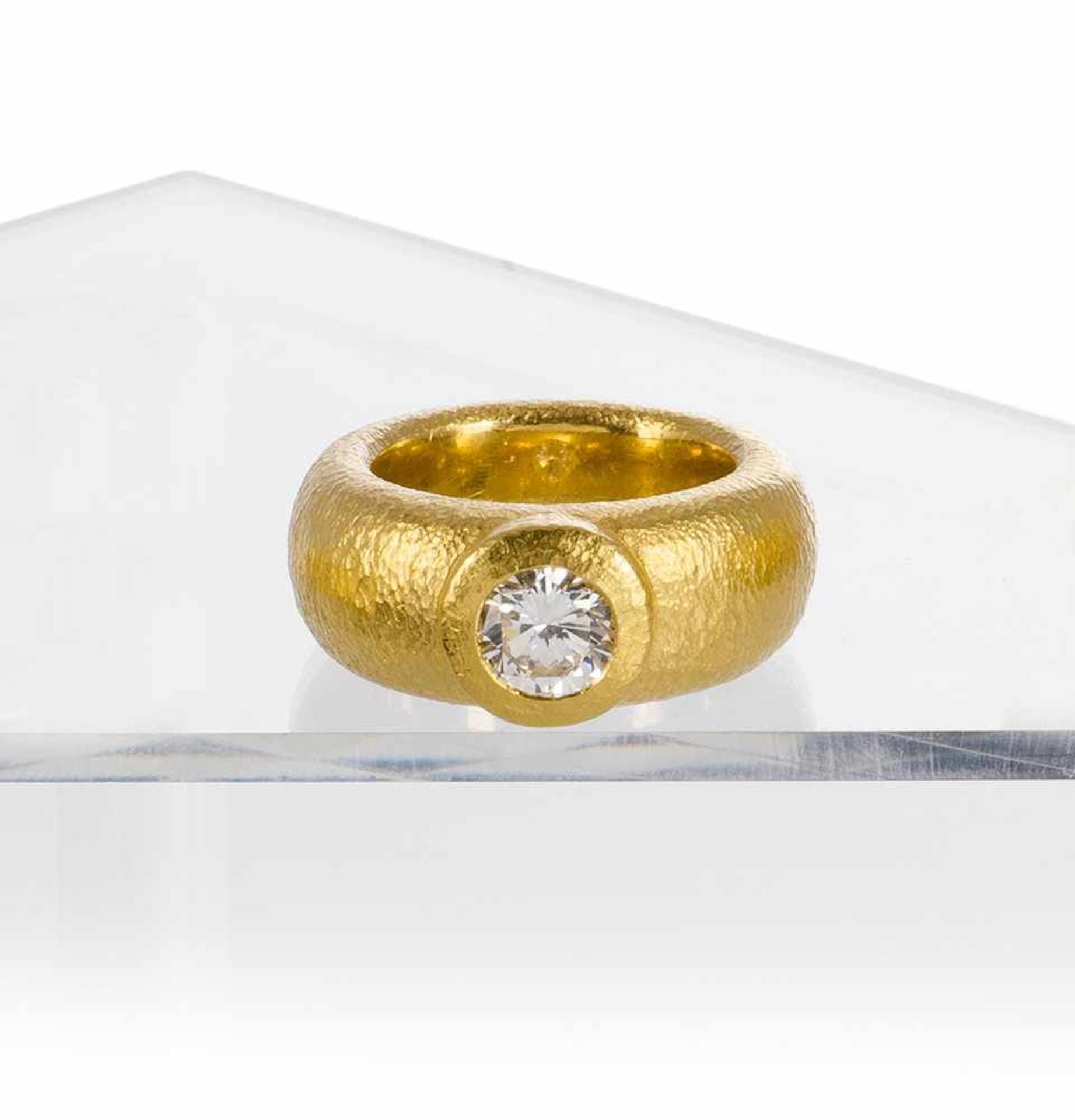 Grosser Herren-Diamant-RingGoldschmied Franz Lohri, ZugSchwere 900er Gelbgoldschiene, die Außenseite