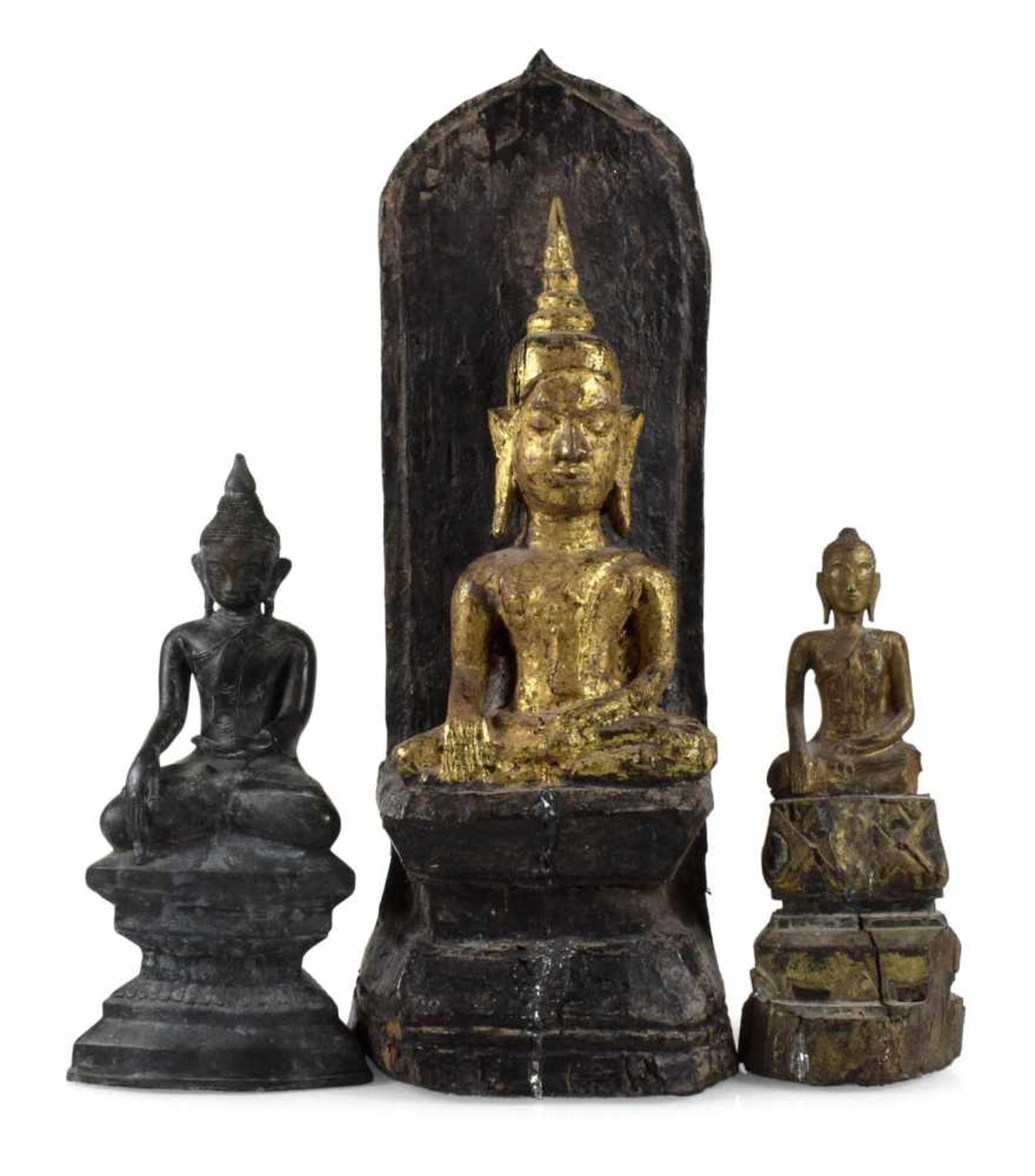 DREI DARSTELLUNGEN DES BUDDHA,HOLZ/BRONZE, BURMA, 19./20.JH.H. 22,5/63 CM