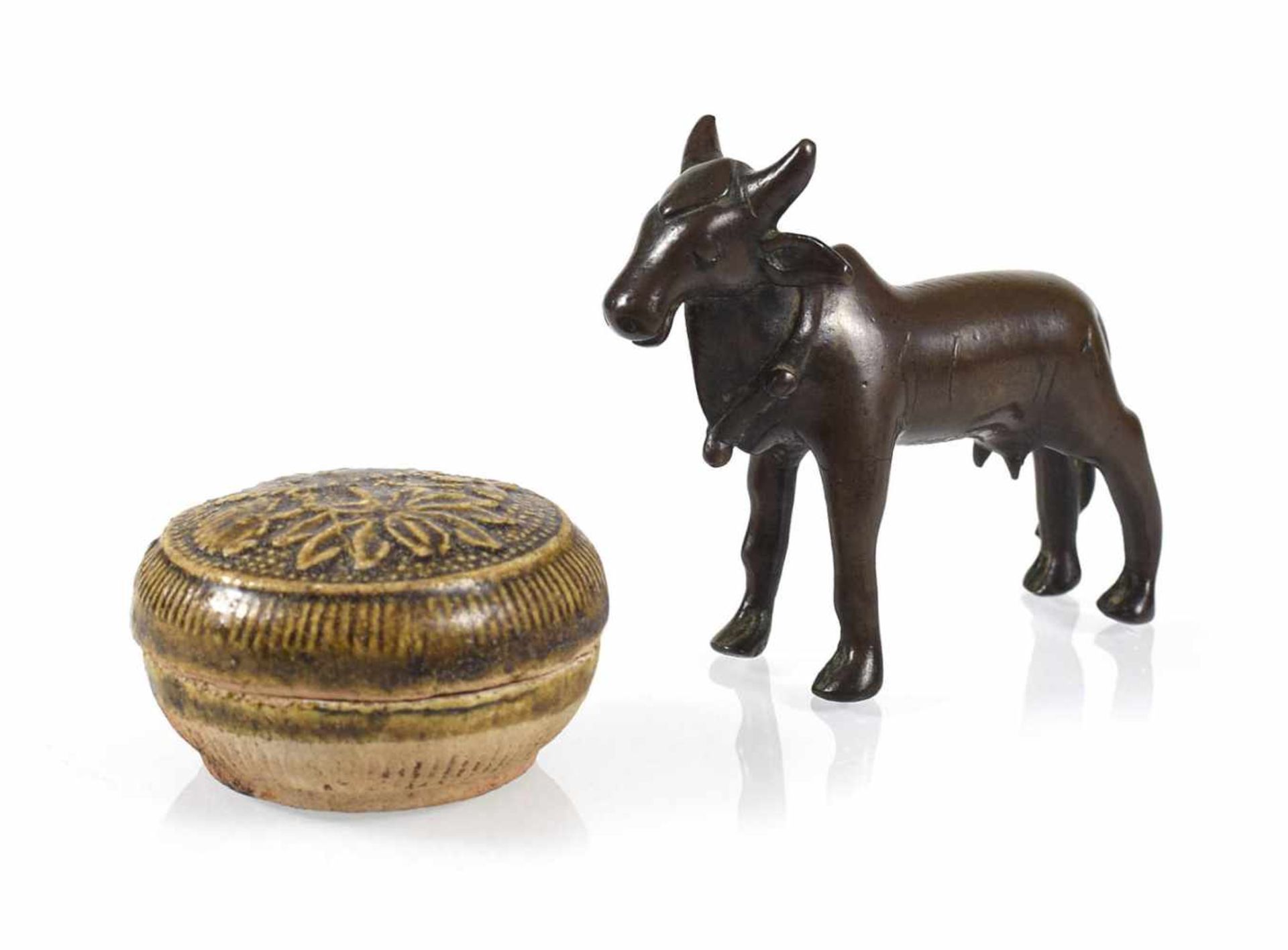 KALB AUS BRONZE, CHINA, DAZUDECKELDOSE, INDONESIENL.10,5/D.6,5 CM