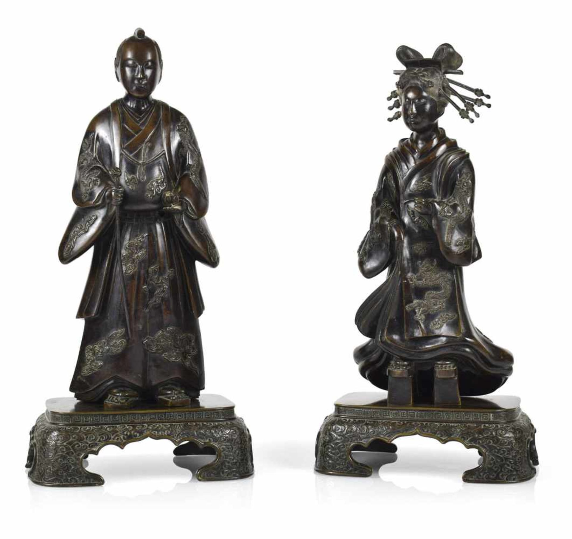 PAAR BRONZEFIGUREN AUF STÄNDENJAPANH. 50/52,5 CM