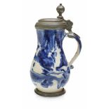 BirnkrugGmunden, 1. Viertel 18. Jh.H. 20 cmFayence, marmoriert mit blauer Scharffeuerfarbe auf