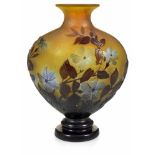 Vase 'Pervenches'Emile Gallé, Nancy, um 1920H. 22,5 cmFarbloses Glas, gelb, blau und bernsteinfarben