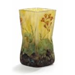 Kleine Vase 'Le désespoir du peintre'Daum, Nancy, um 1910H. 11,5 cmRautenförmiger Korpus.