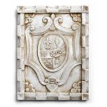 WappenBarock-Stil37x27 cmWeisser Marmor, beschlagen.A white marble coat of arms of Baroque style.