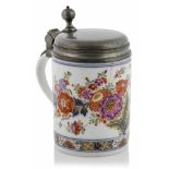 Walzenkrug mit Indianischen BlumenMeissen, um 1735H. 20 cmDie Wandung nahezu flächendeckend bemalt