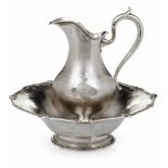 Silberne WaschgarniturEmile Hugo, Frankreich, Ende 19. JahrhundertH. 31,5/D.37,5cmBauchige Kanne und
