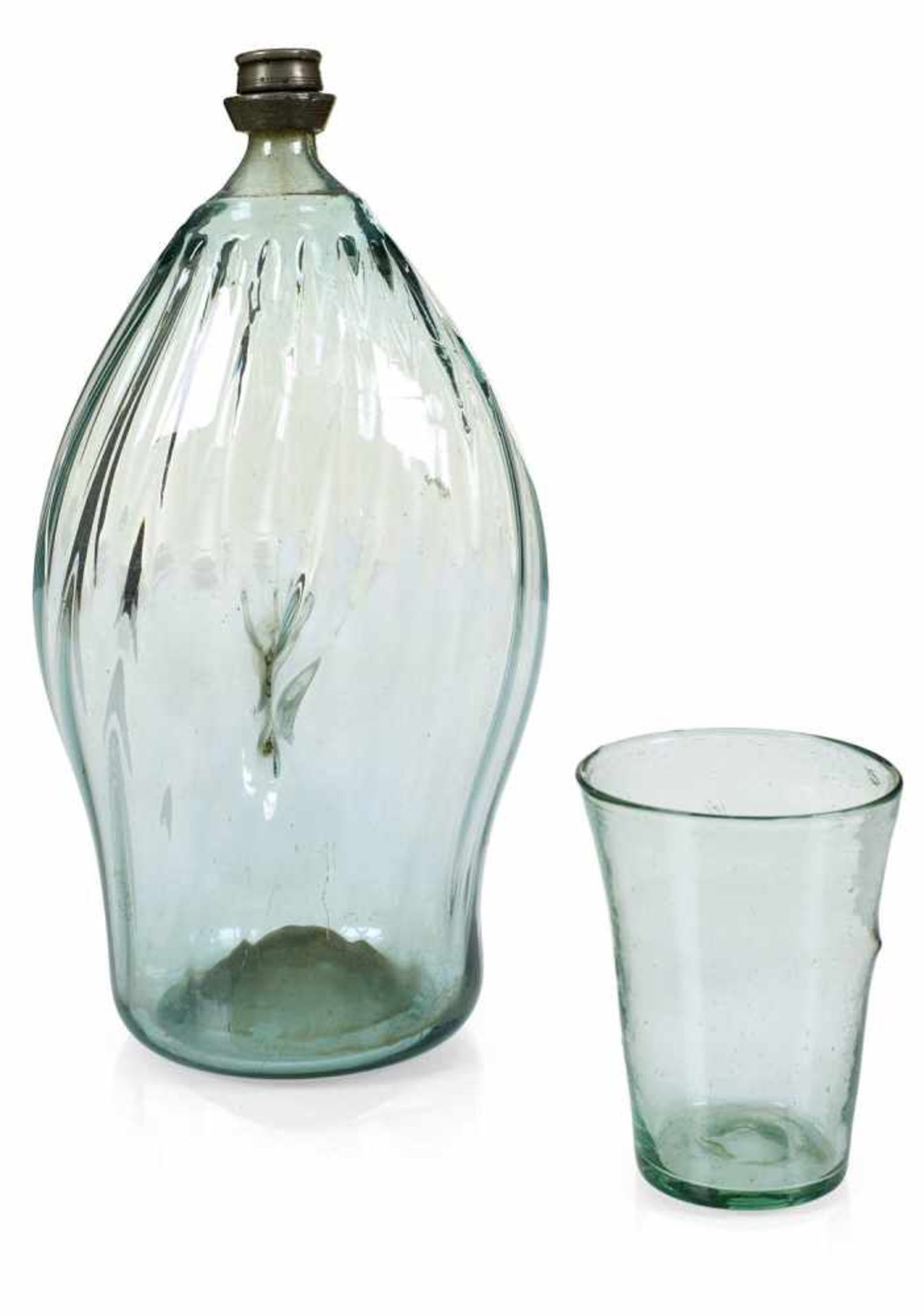 Nabelflasche und BecherSüddeutsch, Alpenländisch, Anfang 18. Jh.H. 9/27 cmHellgrünes Glas mit