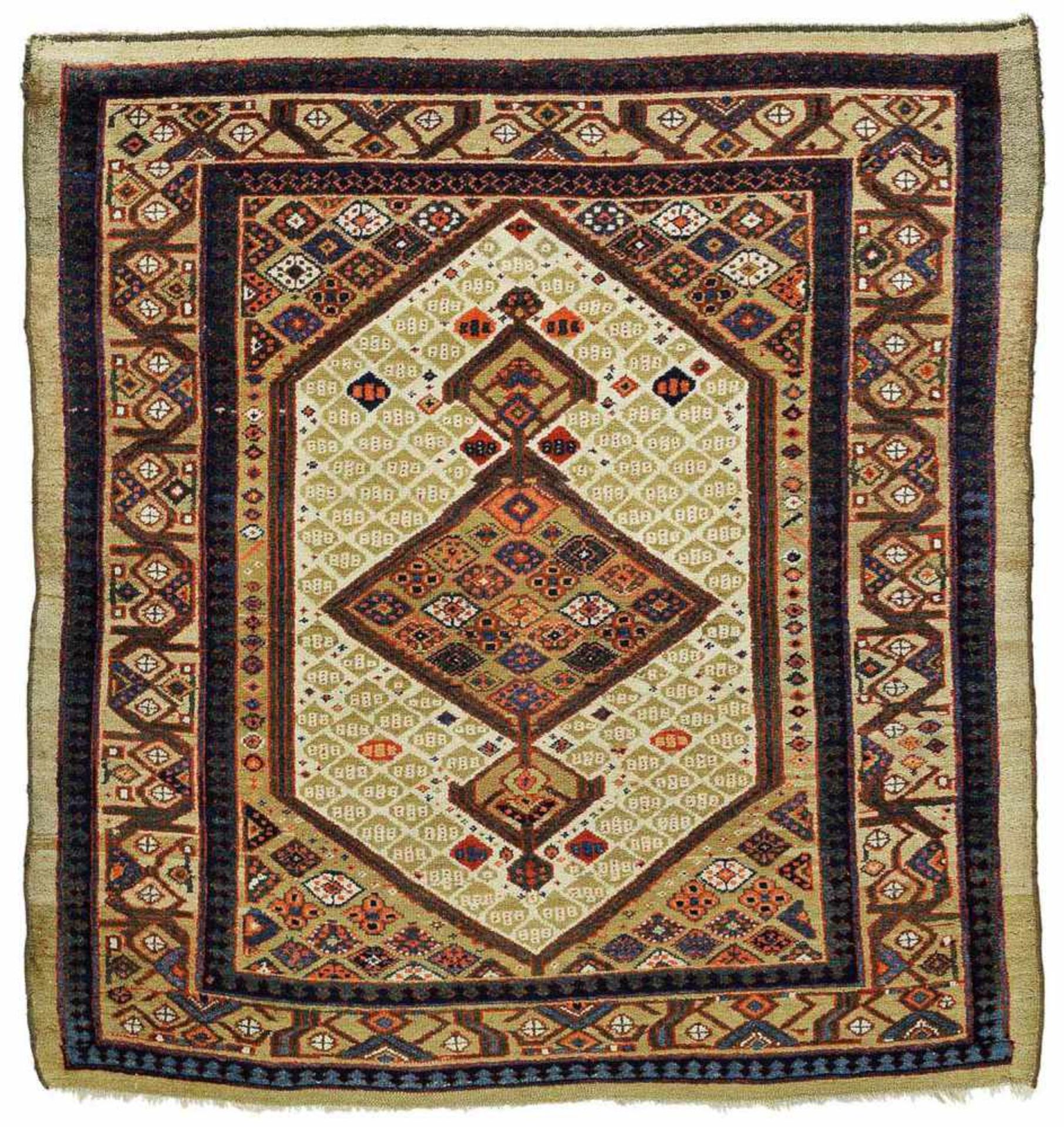 Kleinformatiger SarabNordwestpersien, 19. Jahrhundert146 x 140 cmDie Teppiche aus Sarab sind zumeist