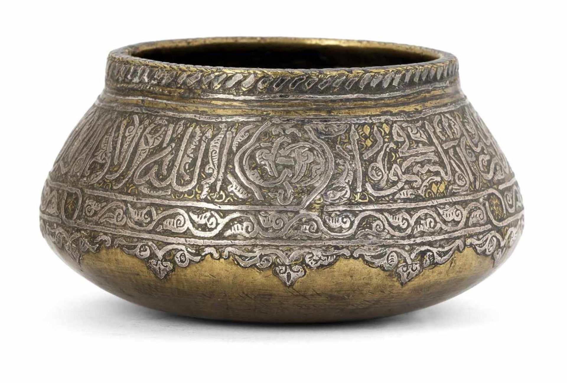 Kleine BronzeschaleÄgypten/Syrien, Ende 19. JahrhundertD. ca. 12,5 cm"Damaskus-Ware". Bronze, um die