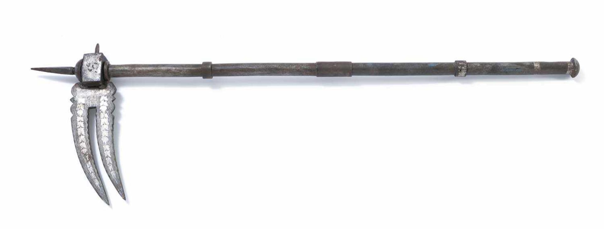 Zwei StreitwaffenIndien, 19. Jh.L. 54/79 cmStreithammer "Zaghnal" und Streitaxt "Tabar". Eisen und - Bild 3 aus 3
