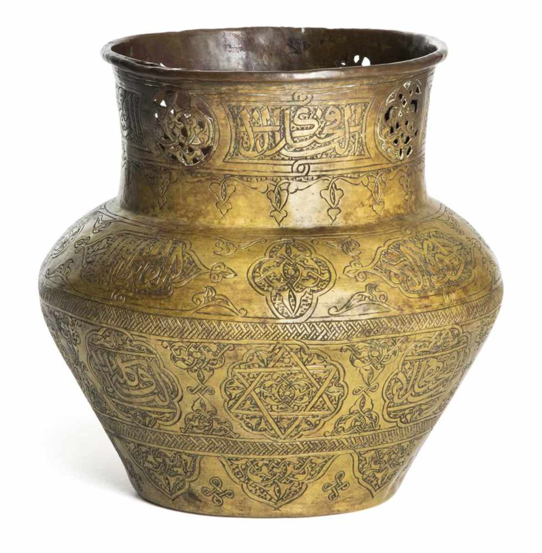 Fein gravierte Vase aus MessingbronzeWohl Syrien, 15./16. Jh.H. 18 cmBauchiger Korpus mit