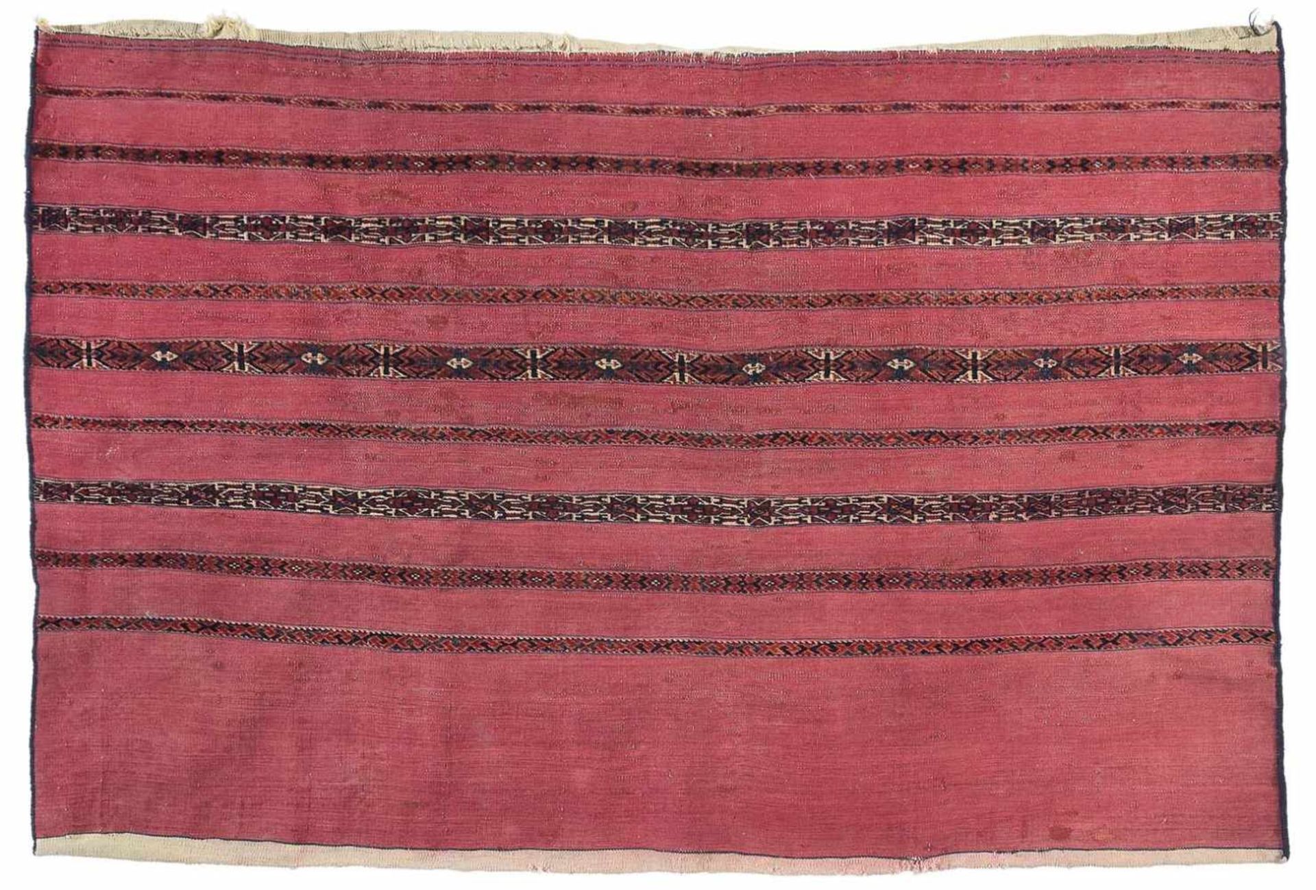 Tekke Kizil TschowalTurkmenistan, Ende 19. Jahrhundert80 x 126 cmTasche mit rotem Kelimgrund und