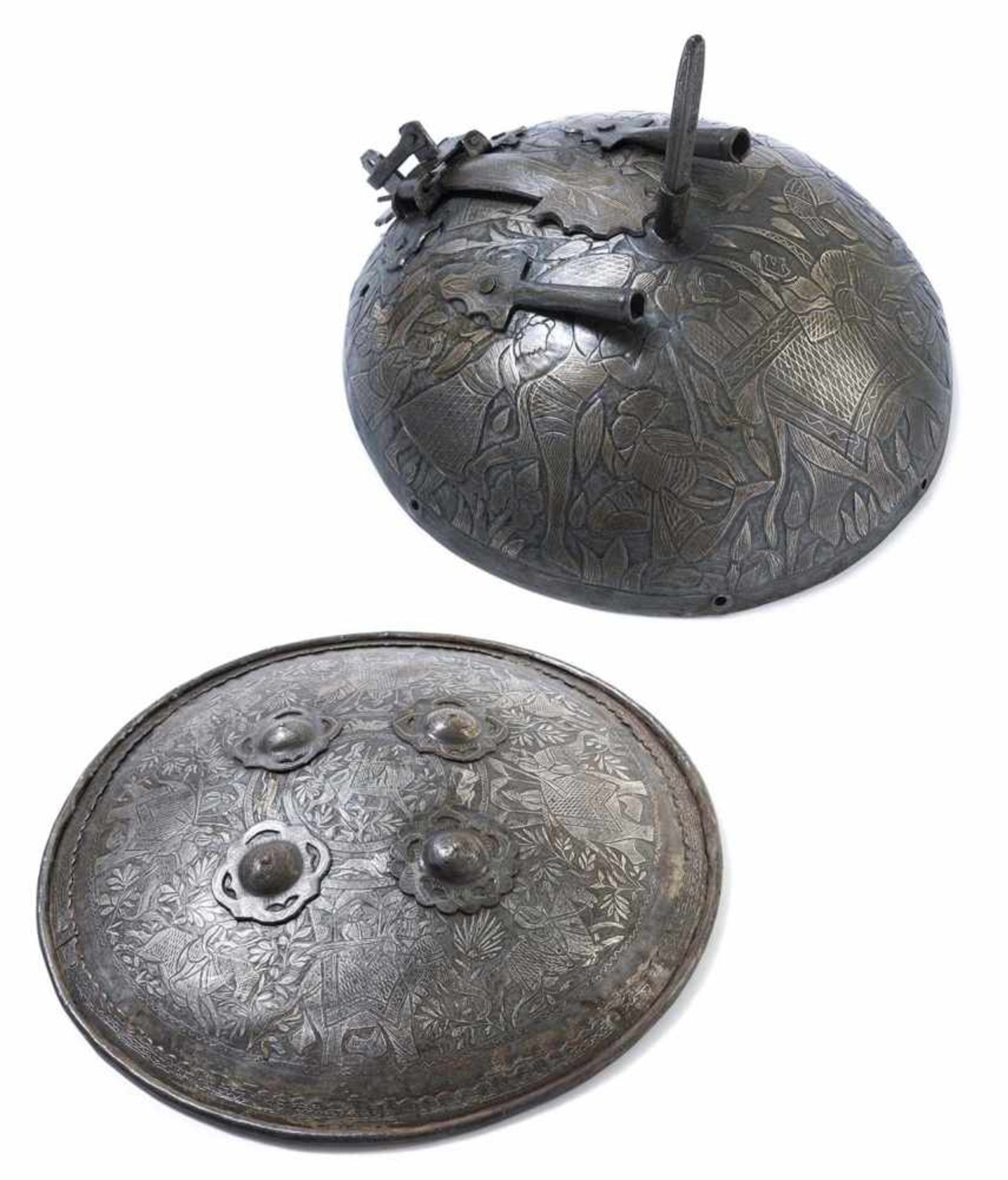 Schild "dhal" und Fragment eines Helms "Khula Kud"Indien, 19./20. Jh.D. 46/21 cmStahl, reich