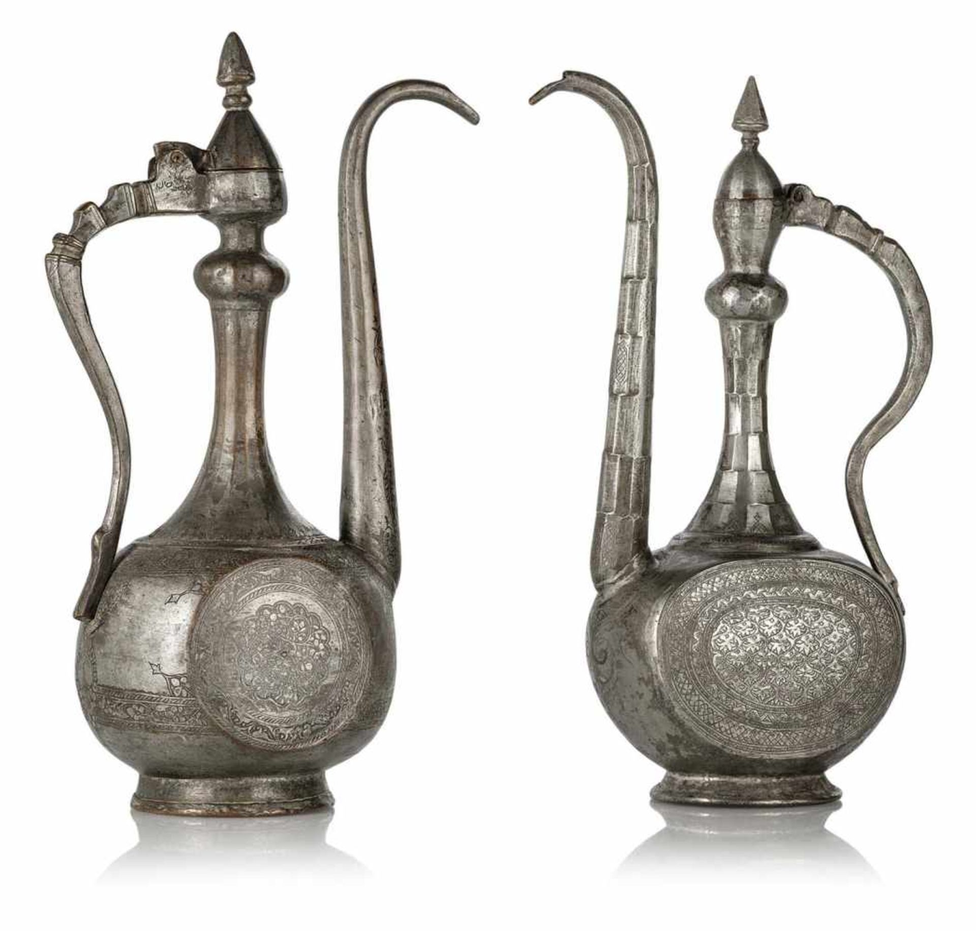 Zwei WasserkannenAfghanistan, um 1900H. 40/42 cmDeckelkannen, Kupfer verzinnt, partiell mit