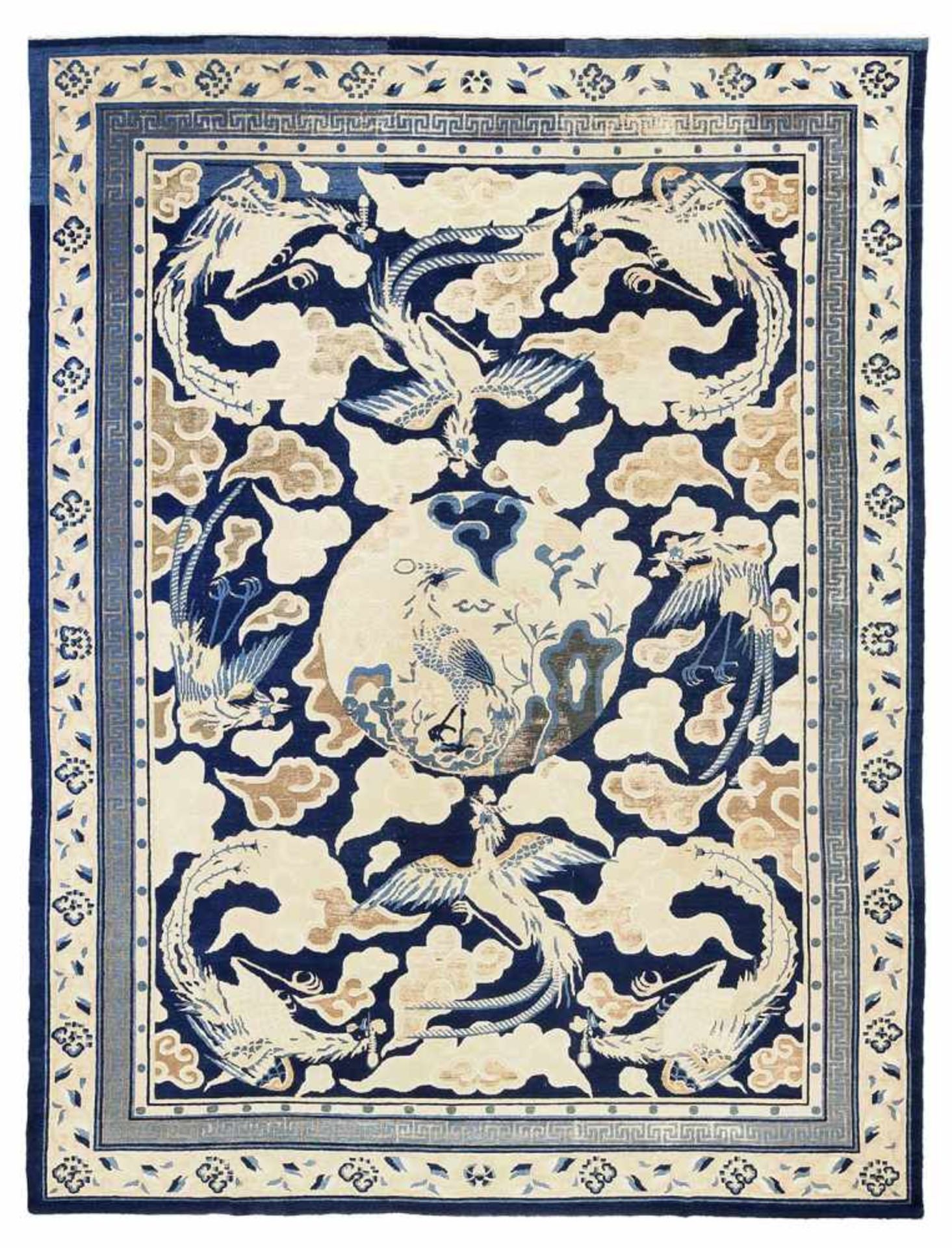 Feiner PekingChina, Ende 19. Jahrhundert406 x 310 cmEin imposant großgemusterter Teppich im