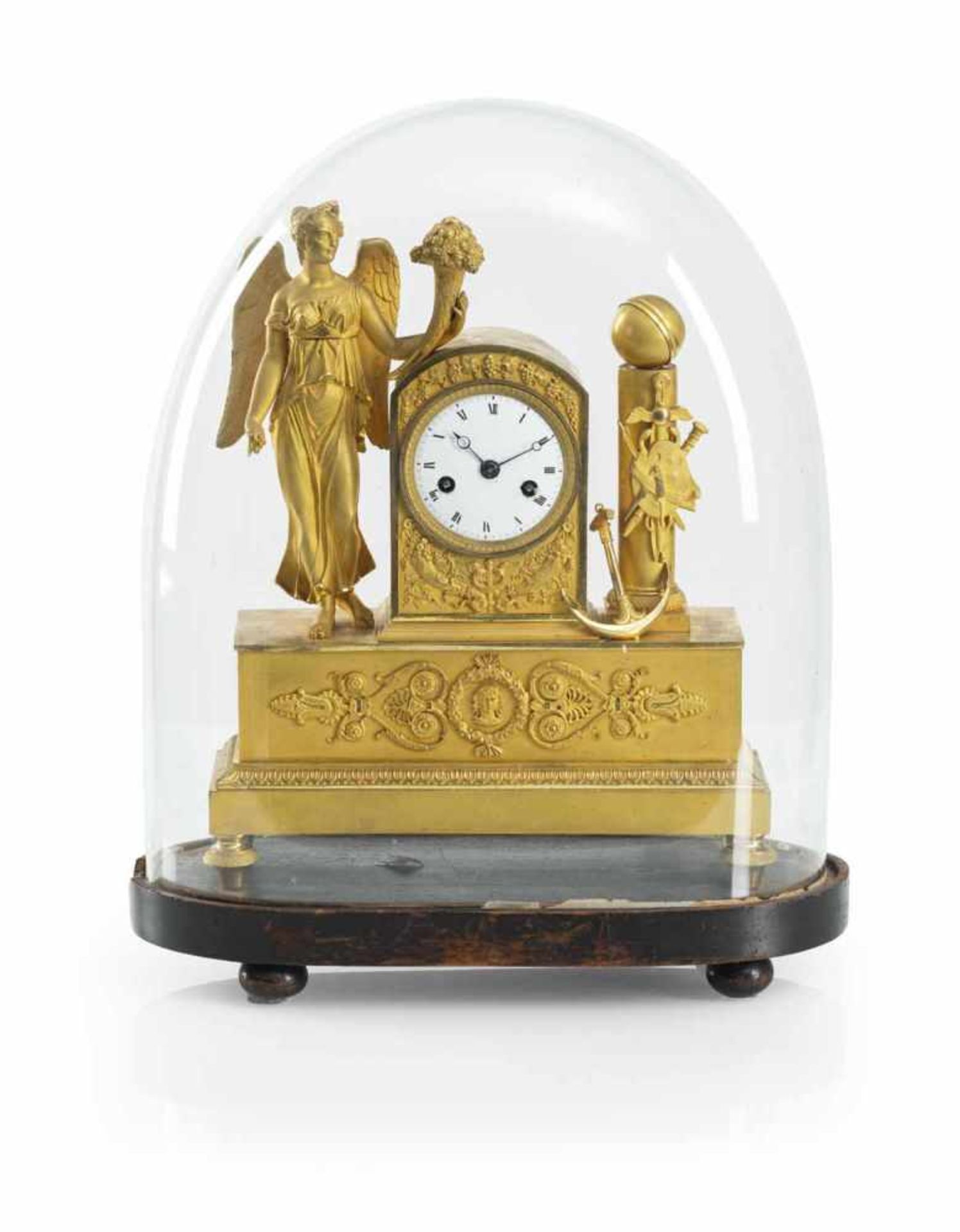 Klassizistische Pendule unter GlassturzFrankreich, um 1840H. 34/44 cmFeuervergoldetes