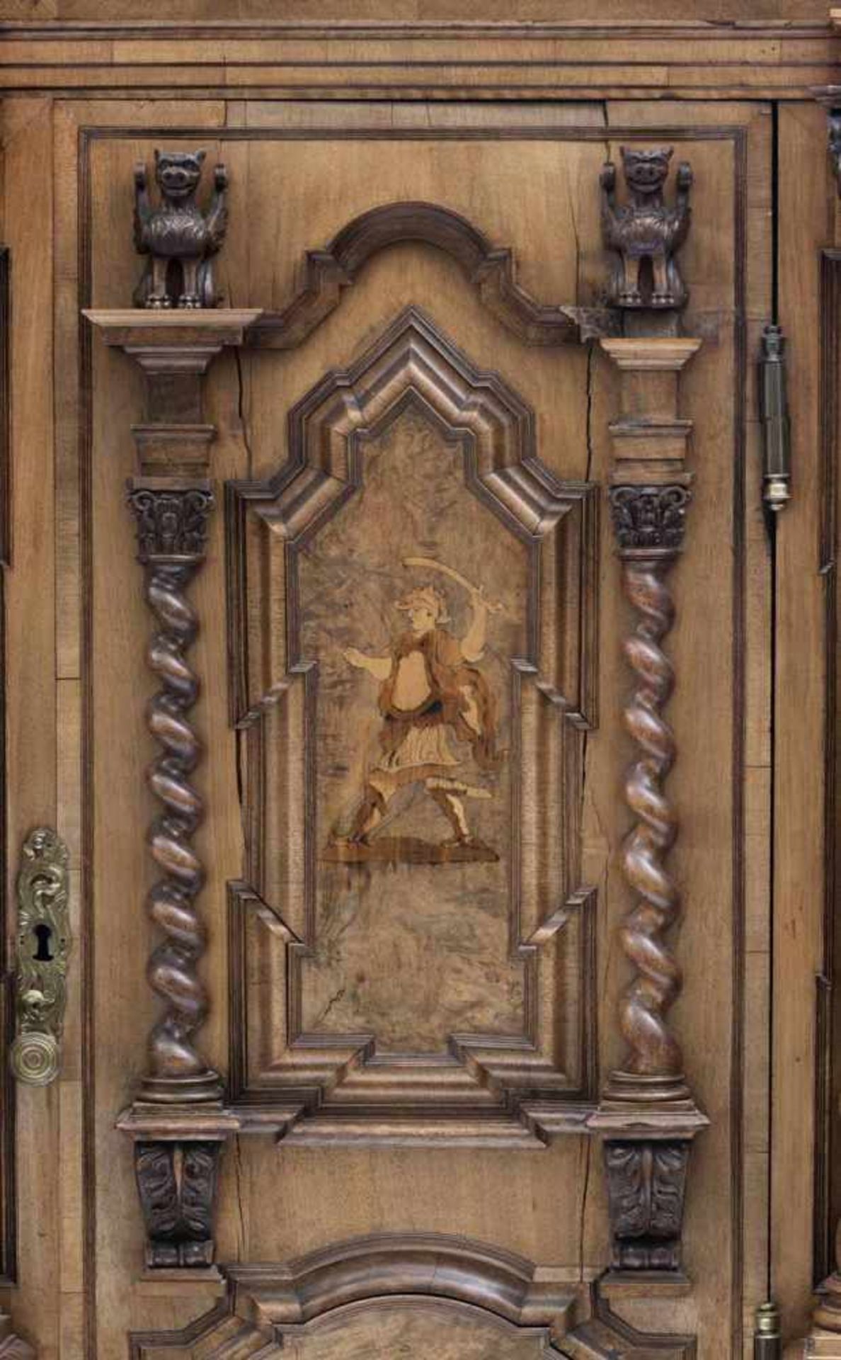 Barock-FassadenschrankSüddeutsch, 1. Hälfte 18. Jahrhundert213x206x83 cmZwei Türen und zwei - Image 2 of 4