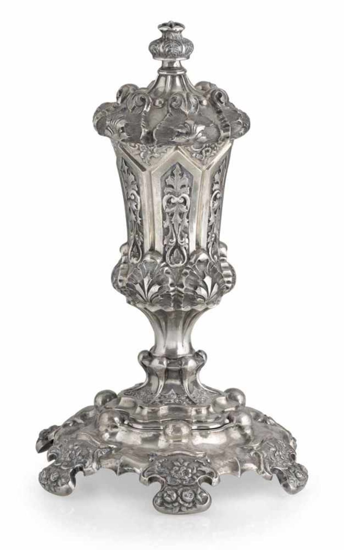 Deckelpokal mit StandWien, 1858H. 40 cmSilber, innen vergoldet. Reicher, reliefierter Floraldekor.