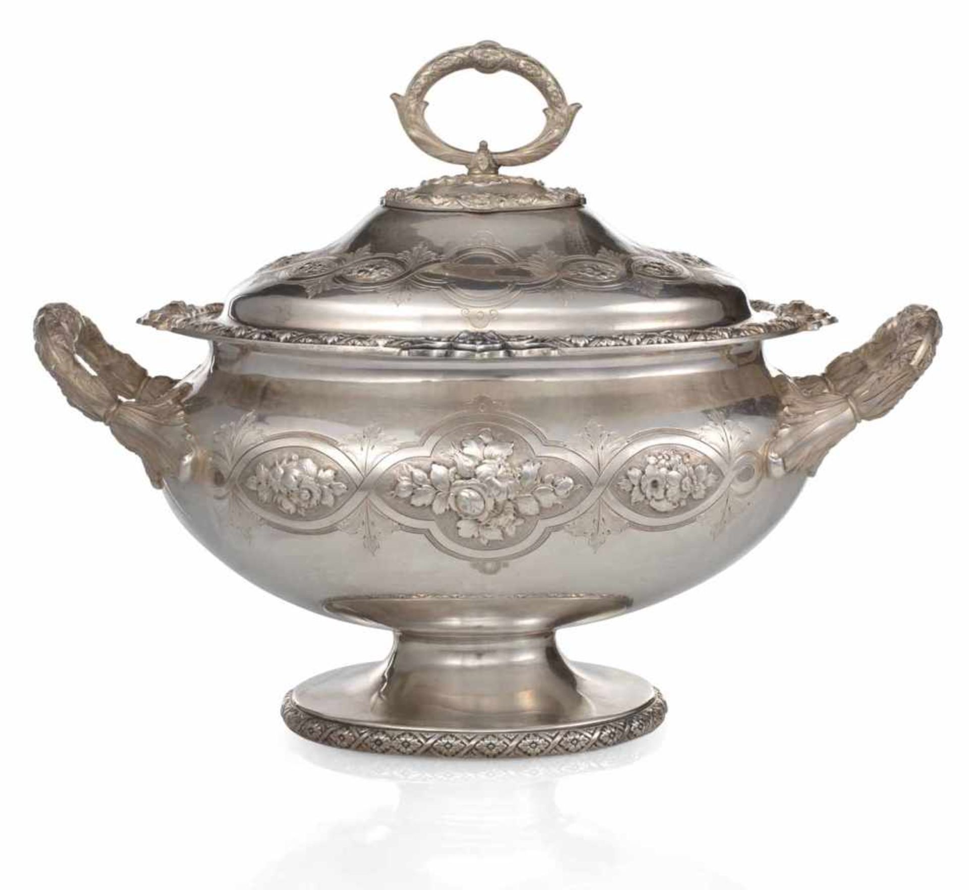 Viktorianische Silber-TerrineSheffield, 1861L. 38 cmOvale Grundform. Bordüren aus Blüten zwischen