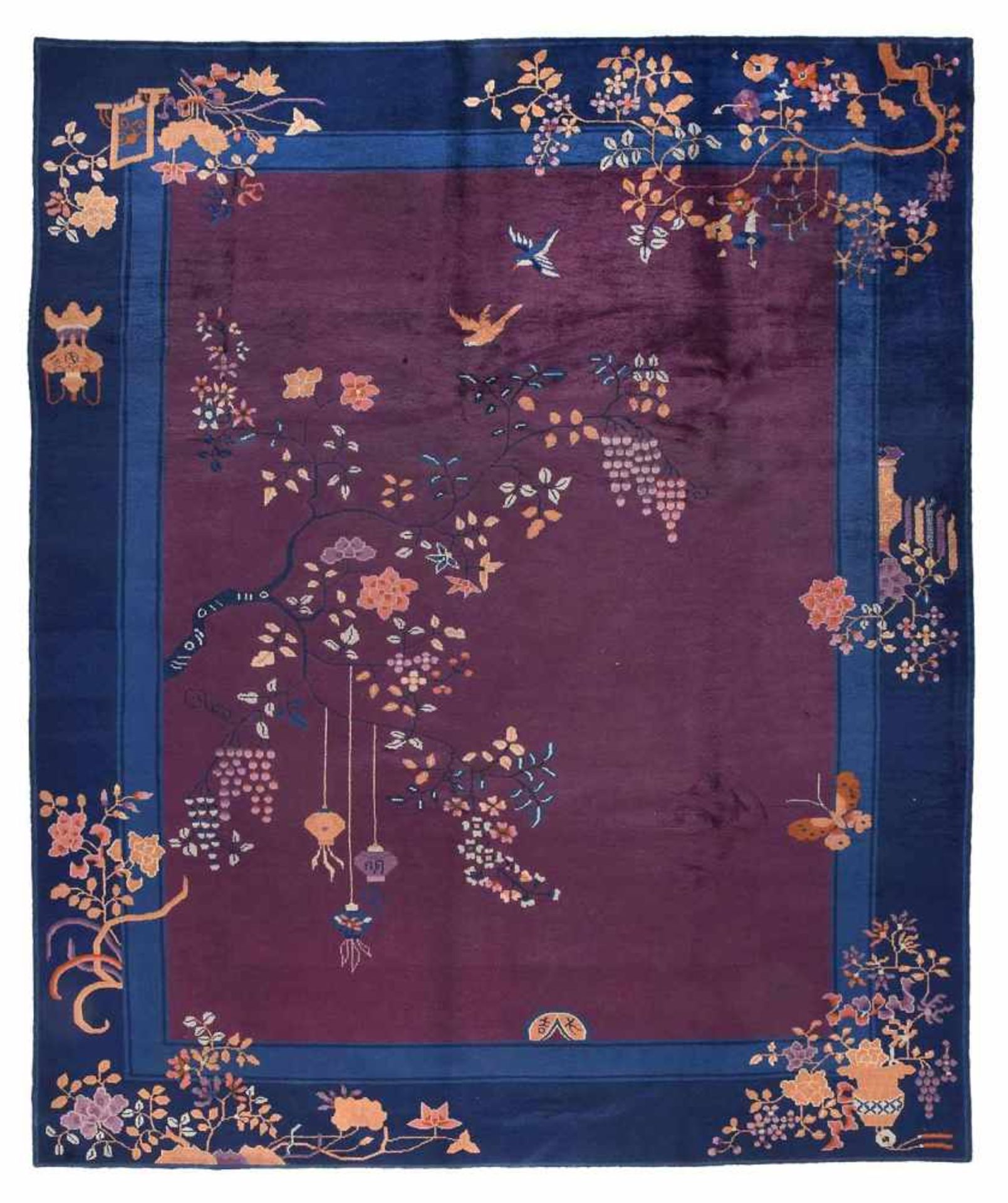 Art Déco TeppichChina, um 1930277 x 227 cmGroßer Art Déco Teppich mit traditionell fernöstlichem