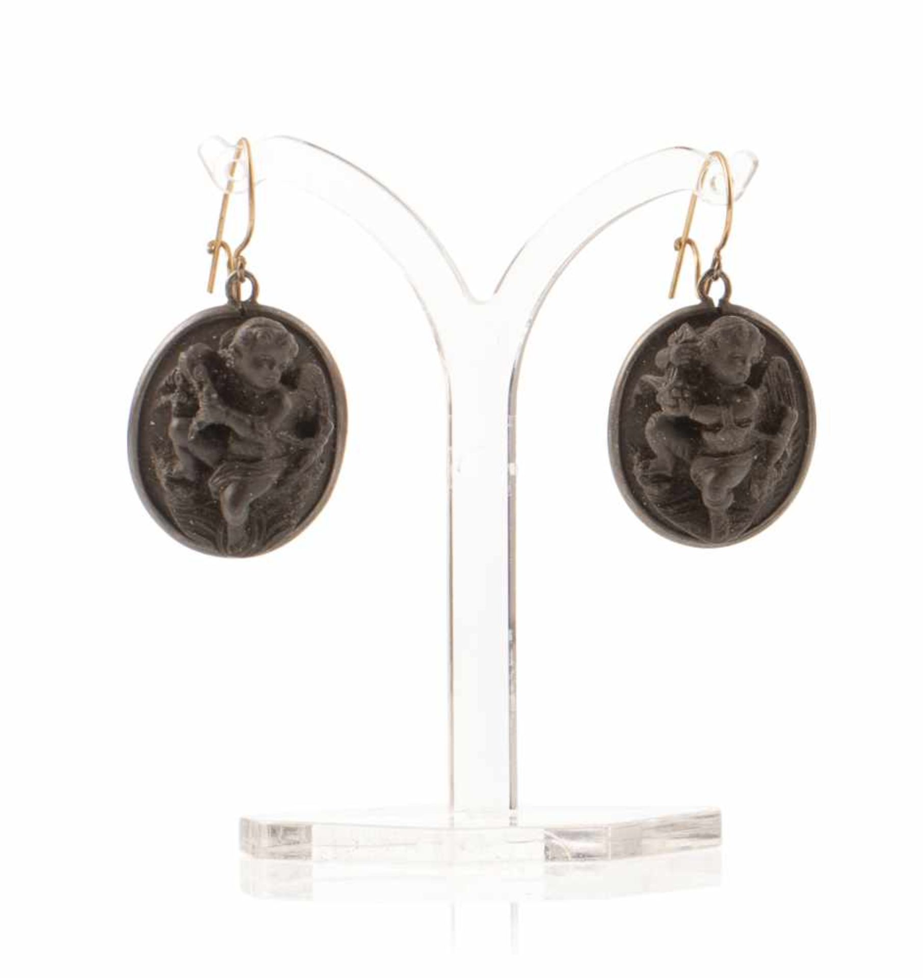 Paar Ohrringe mit LavagemmenItalien, 2. Viertel 19. JahrhundertL. 3,8 cmOvale, schwarze Lavagemmen