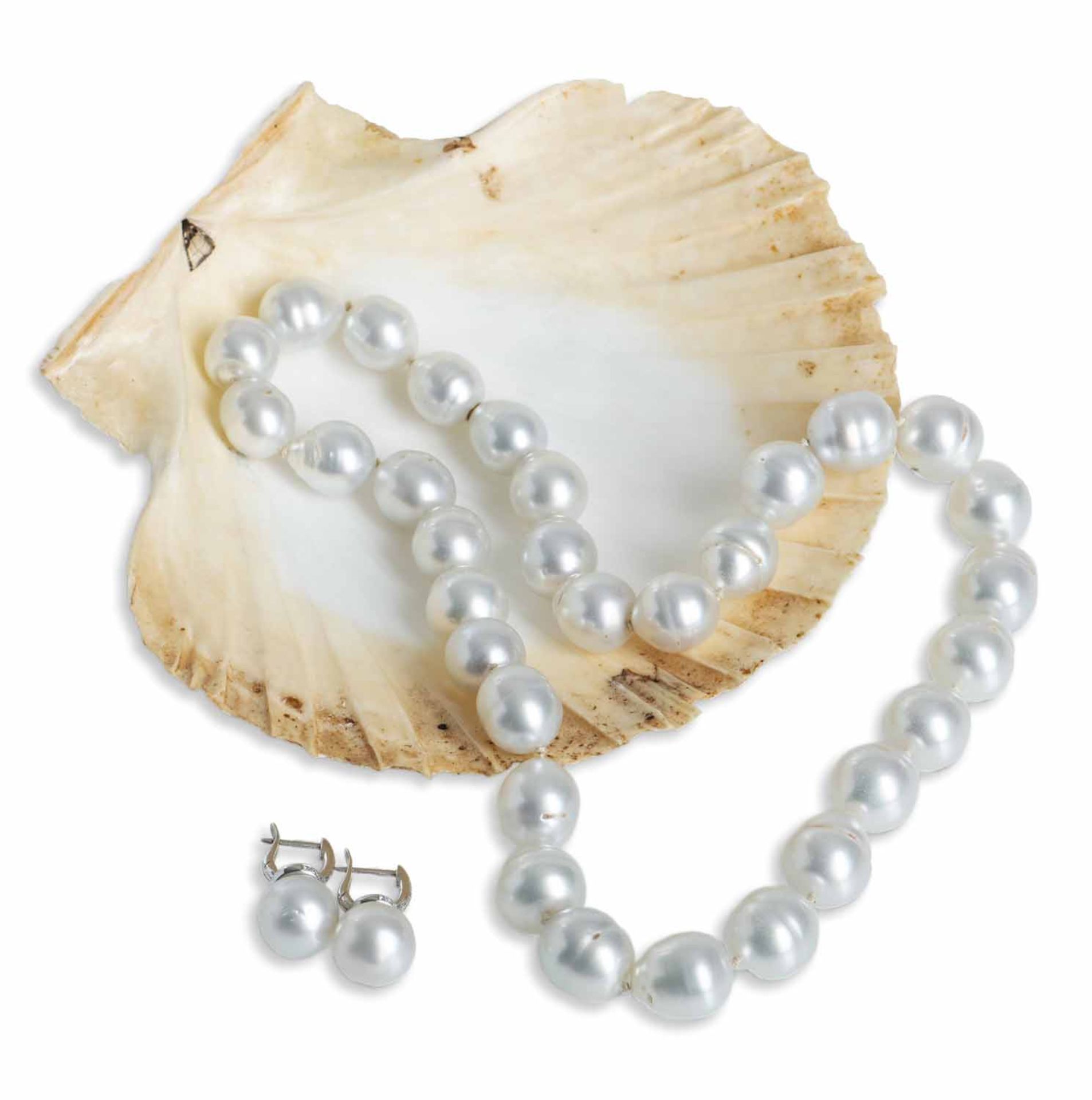 Südsee-Perlenkette und Paar OhrringeL. 2,3/44,5 cmCollier aus 31 leicht barocken, silberweißen